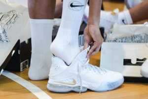 Giay Nike x Titan LeBron 19 Low 'Beyond The Seas' DV3334-100