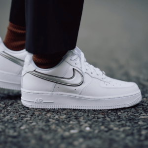Giay Nike Wmns Air Force 1 '07 Essential 'White Metallic Silver' DD1523-100