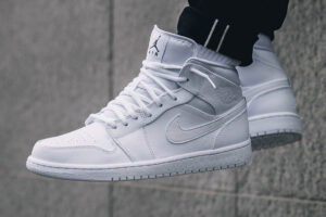 Alternative view of Giày Nike Air Jordan 1 Mid 'Triple White' (2020) 554724-109