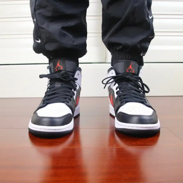 Giày Nike Air Jordan 1 Mid 'Chile Red' 554724-075 - Ảnh 4