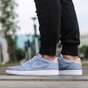 Alternative view of Giày Nike Air Jordan 1 Retro Low OG Premium 'Ice Blue' 905136-402