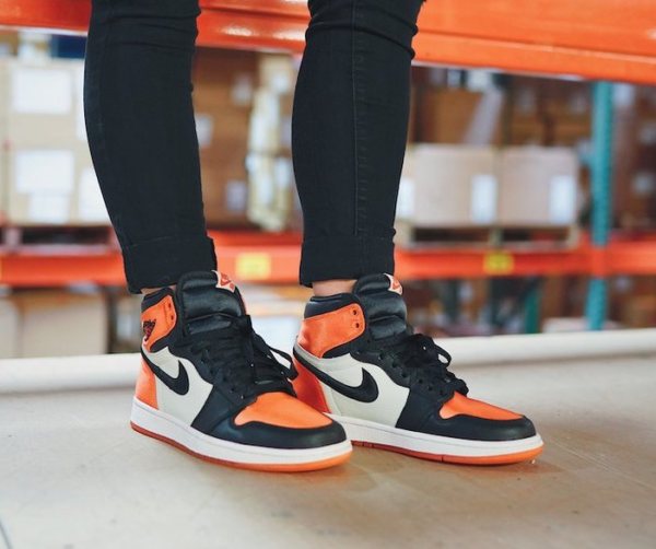 Giày Nike Wmns Air Jordan 1 Retro High OG 'Satin Shattered Backboard' AV3725-010 - Ảnh 4