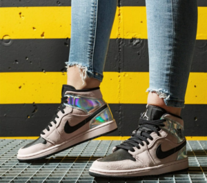 Alternative view of Giày Nike Wmns Air Jordan 1 Mid 'Iridescent' BQ6472-602