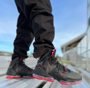 Alternative view of Giày Nike LeBron 19 'Bred' CZ0203-001