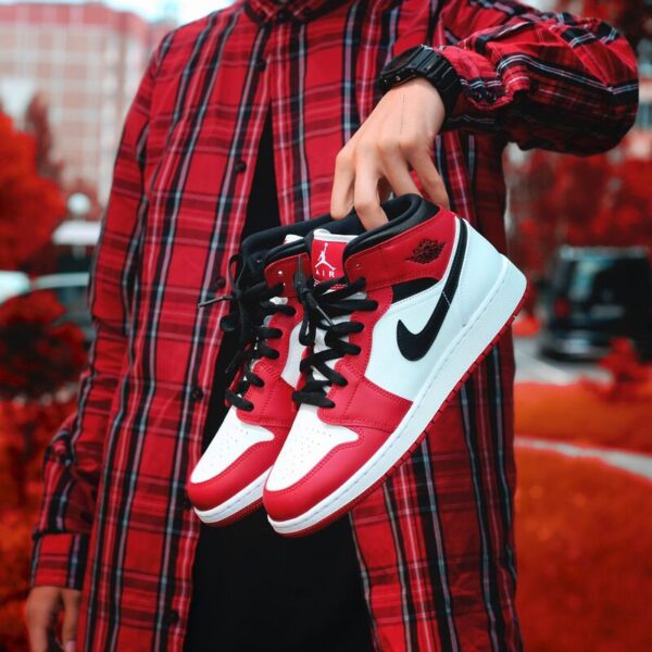 Giày Nike Air Jordan 1 Mid GS 'Chicago' 554725-173 - Ảnh 3