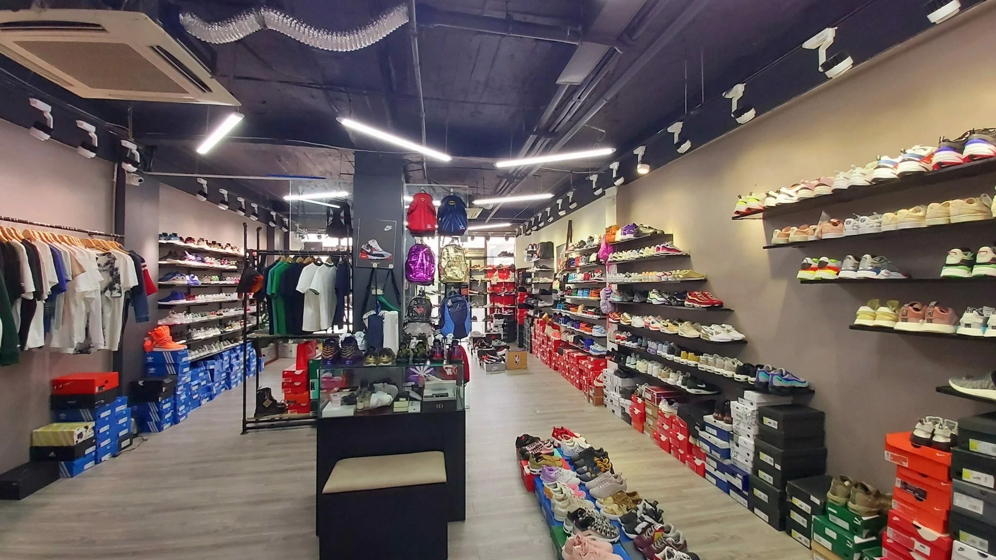 Top 5 cửa hàng phân phối giày Adidas chính hãng tại Việt Nam Hinh anh 6: Top 5 cua hang phan phoi giay Adidas chinh hang tai Viet Nam