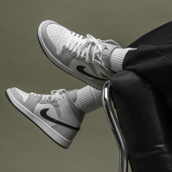 Giày Nike Wmns Air Jordan 1 Mid 'Light Smoke Grey' BQ6472-015 - Ảnh 4