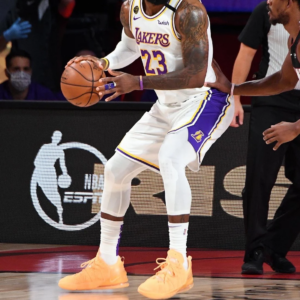 Alternative view of Giày Nike LeBron 18 'Sisterhood' DB8148-801