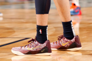 Alternative view of Giày Nike Kobe 9 EM 'Silk' 646701-676