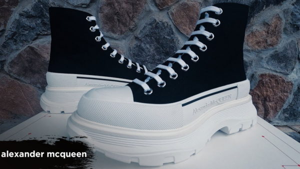 Giày Alexander McQueen Tread Slick Boots 'Black White' 604254-W4L32-1070 - Ảnh 4