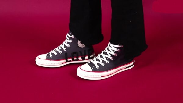 Giày Converse Wmns Chuck 70 High 'Love Fearlessly' 567153C - Ảnh 2