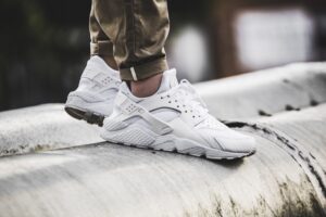 Alternative view of Giày Nike Air Huarache 'Triple White' 654275-110
