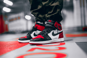 Giay Nike Air Jordan 1 Retro High 'Bred Toe' 555088-610