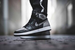 Alternative view of Giày Nike Air Jordan 1 Retro High OG 'Shadow' 2018 555088-013