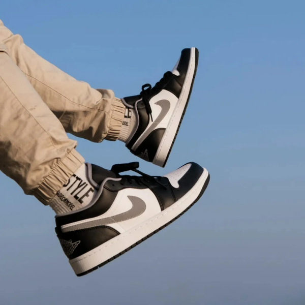 Giày Nike Air Jordan 1 Low GS 'Black Medium Grey' 553560-040 - Ảnh 4