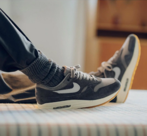 Giay Nike Air Max 1 Premium Crepe 'Soft Grey' FD5088-001