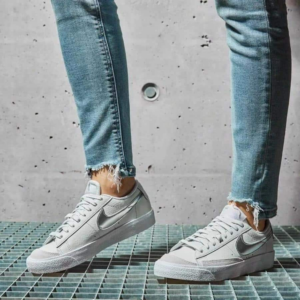 Alternative view of Giày Nike Blazer Low '77 GS 'Platinum Tint' DA4074-003