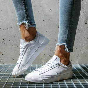Giay Nike Blazer Low LE 'Triple White' AV9370-111
