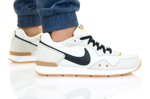 Giay Nike Venture Runner White Black DJ1998-100