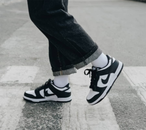 Alternative view of Giày Nike Dunk Low White Black 2021 DD1503-101