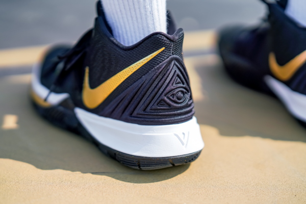 Giày Nike Kyrie 5 'Black Metallic Gold' AO2919-007 - Ảnh 7