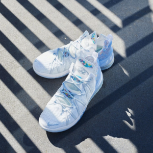 Alternative view of Giày Nike LeBron 18 'Play for the Future' CW3156-400