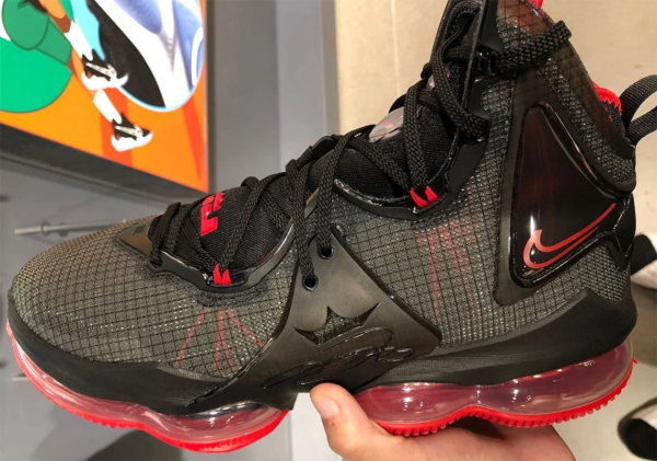 Giay Nike Lebron 19 “Bred” DD0418-011
