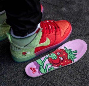 Alternative view of Giày Nike Dunk High SB 'Strawberry Cough' CW7093-600