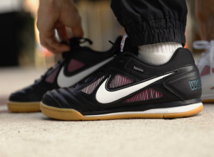 Alternative view of Giày Nike Supreme x Gato SB 'Black' AR9821-001