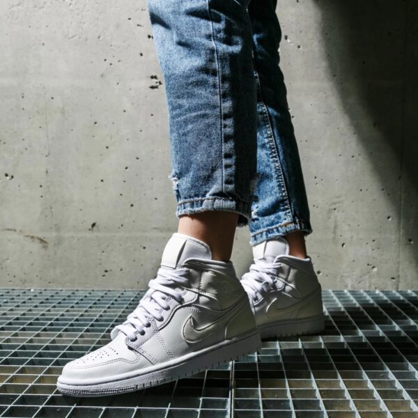 Giày Nike Wmns Air Jordan 1 Mid 'White Ivory' BQ6472-112 - Ảnh 3