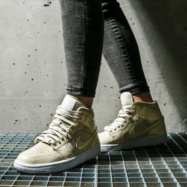 Giày Nike Wmns Air Jordan 1 Mid 'Lemon Yellow' CK6587-200 - Ảnh 5