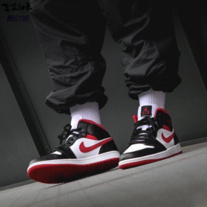 Alternative view of Giày Nike Air Jordan 1 Mid GS 'Black Gym Red' DJ4695-122