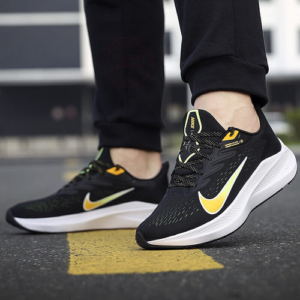 Alternative view of Giày Nike Zoom Winflo 7 'Black University Gold' CJ0291-007