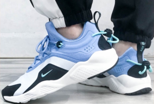 Alternative view of Giày Nike Wmns Air Huarache City Low 'Sky Blue' AO3172-402