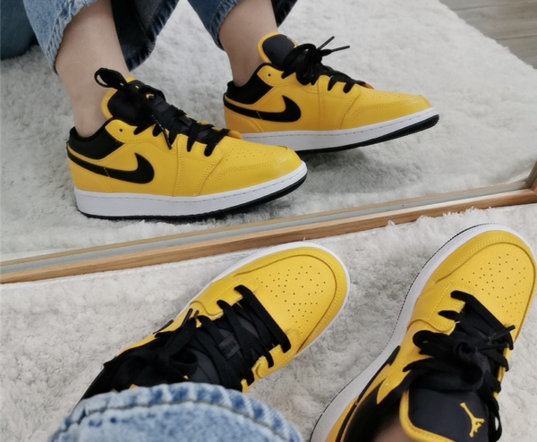 Giày Nike Air Jordan 1 Low GS 'University Gold Black' 553560-700 - Ảnh 3