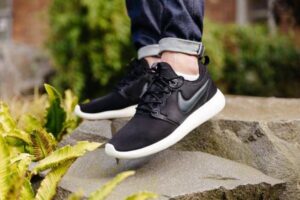 Alternative view of Giày Nike Roshe Two 'Core Black' 844656-003