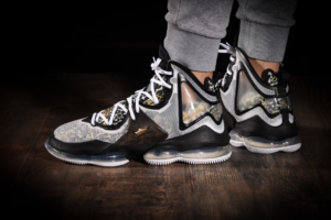 Giay Nike Lebron 19 'Royalty' DC9340-100