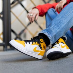 Alternative view of Giày Nike Air Jordan 1 Mid GS 'University Gold' 554725-170