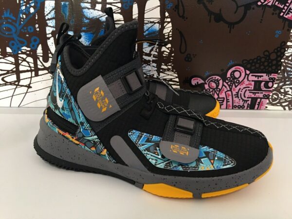 Giày Nike LeBron Soldier 13 Flyease GS 'Graffiti'  AR7586-070 - Ảnh 3