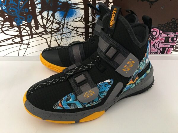 Giày Nike LeBron Soldier 13 Flyease GS 'Graffiti'  AR7586-070 - Ảnh 2