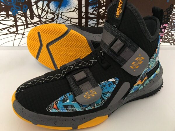 Giày Nike LeBron Soldier 13 Flyease GS 'Graffiti'  AR7586-070 - Ảnh 4