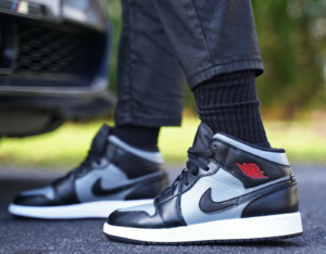 Alternative view of Giày Nike Air Jordan 1 Mid GS 'Shadow' 554725-096