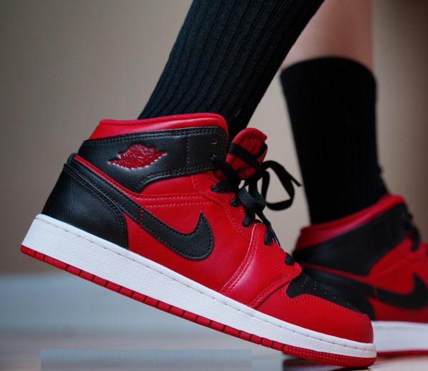Giày Nike Air Jordan 1 Mid 'Reverse Bred' 554724-660 - Ảnh 2