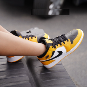 Giay Nike Air Jordan 1 Mid GS 'Taxi' 554725-701