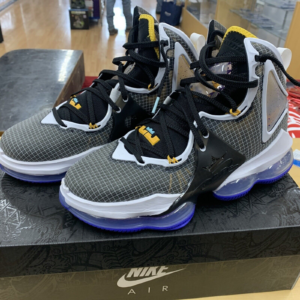 Giay Nike LeBron 19 'Graduate' CZ0203-002