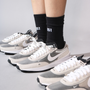 Alternative view of Giày Nike Wmns Waffle One 'White Black' DC2533-102