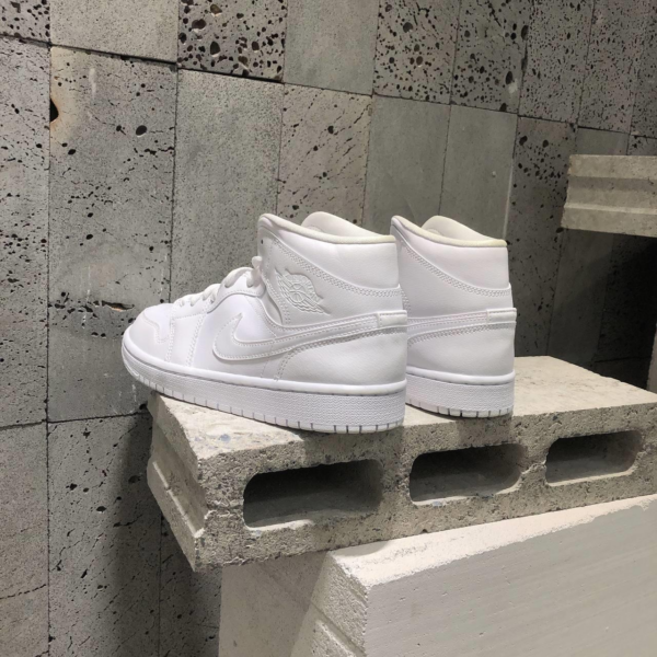 Giay Nike Air Jordan 1 Mid 'Triple White' DV0991-111