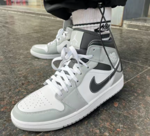 Giay Nike Air Jordan 1 Mid 'Light Smoke Grey' 554724-078