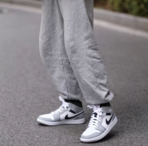 Giay Nike Air Jordan 1 Mid 'Light Smoke Grey' 554724-078