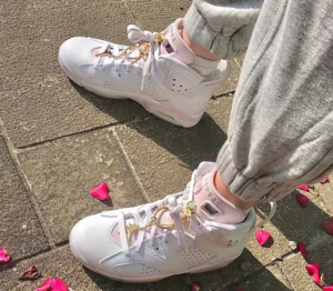 Alternative view of Giày Nike Wmns Air Jordan 6 Retro 'Gold Hoops' DH9696-100